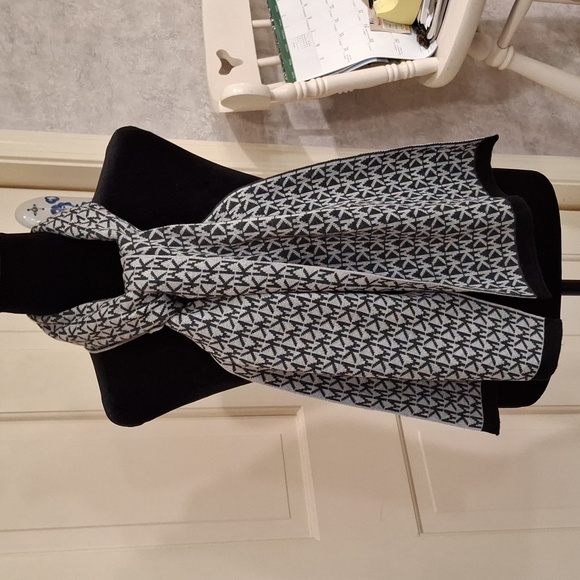 "MICHAEL KORS" ONE SIZE, 64in. Long, "MK" LOGO, GRAY AND BLACK, NWOT SCARF. - Picture 6 of 10